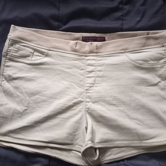 Women short - Picture 1 of 3